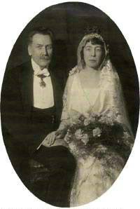 Emy Kylander blir Emy Fick när hon 1921 gifter sig med den 13 år äldre kapten Emil Fick. Bild: Östergötlands museum