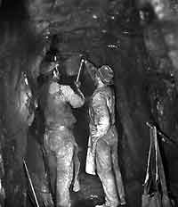 Tvåmansborrning i Steffenburggruvan, 1899.