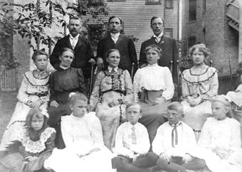 Brev 122 familjerna Anton och Carolina Lindmark,  Anders och Maria Andersson  och Viktor och Anna Isaksson med barnbarn Chicago Ill.  Viktor, Carolina och Maria är syskon.
