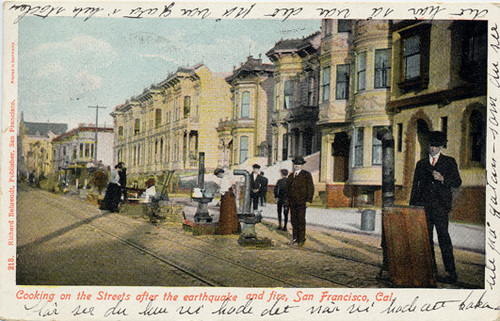 Vykort från San Francisco 11 sept 1906 efter jordbävningen och branden. Bilden visar hur man fått flytta ut sina spisar på gatan. Text på kortet:  här ser du hur vi hade det när att koka ute på gatan - som så var gata i hela staden.