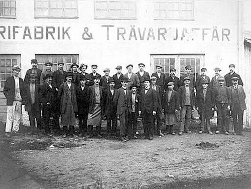 Snickerifabrik och Trävaruaffär. /Skeninge Fabriksaktiebolag Personalstyrkan är samlad.