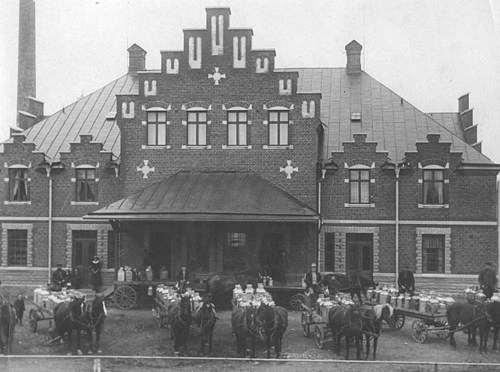 Mjölkskjutsar framför mejeriet i Väderstad. Bilden troligen från 1910-tal.