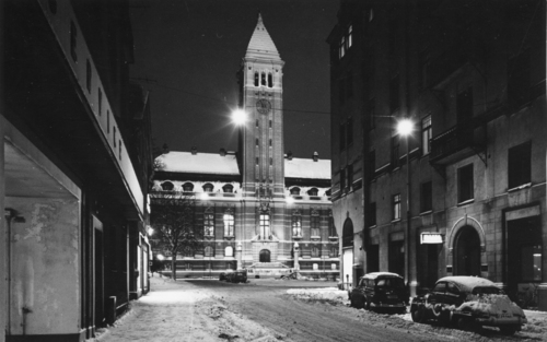 Norrköpings rådhus i vinterskrud, ca 1970.