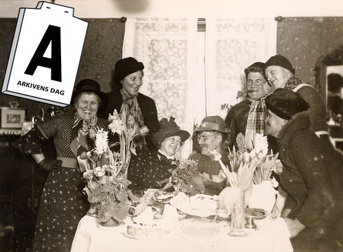 Bilden på framsidan föreställer ett födelsedagsfirande i Ringarum på 1930-talet.  Foto: Alvar Blidberg. Ur Ringarums bildarkiv.