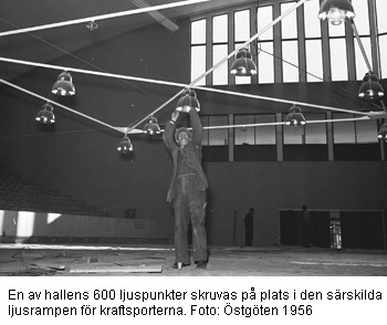 En av hallens 600 ljuspunkter monteras, 1956