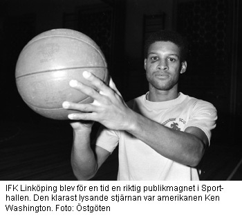 Basketspelaren Ken Washington med en boll. Han spelade en tid i IFK Linköping