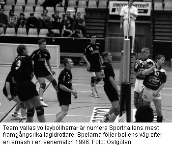 Volleybolllaget Team Valla har precis smashat, seriematch fr. 1996. Foto: Östgöten