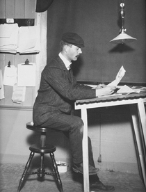 Gotthard Wahlbeck (1880-1960) i kontoret på Kanberget.