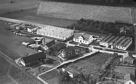 Fabriksområdet sommaren 1920. I mitten ses kontorsbyggnaden som uppfördes 1917, flankerad av "Norra" respektive "Södra" fabriken