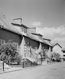 I Valla byggdes på 1940-talet ett egnahemsområde efter att Wahlbecks låtit ta fram ritningar. Företaget stod för ett grundbidrag mot att husägarna skulle ställa två uthyrningsrum till förfogande. Bild: Wahlbecks