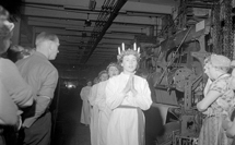 Varje år utsågs en av de anställda flickorna till Wahlbecks egen lucia. Luciatåget 1957 leddes genom fabriken av Märta Andersson, som satt i växeln.  Bild: Wahlbecks Östergötlands länsmuseum, 2007