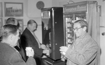 På "markan" serverades lunch, men också grötfrukost för dem som ville. På 1950-talet lät ledningen installera moderna smörgås- och kaffeautomater. Bild: Wahlbecks