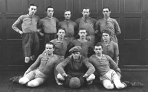 År 1927 grundades idrottsföreningen i matsalen på Wahlbecks. På bilden ser vi föreningens första fotbollslag, 1928. Bild: Wahlbecks
