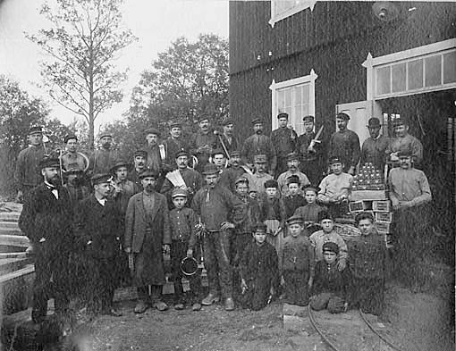 Arbetsstyrkan vid Stenmans bruk omkring sekelskiftet 1900.