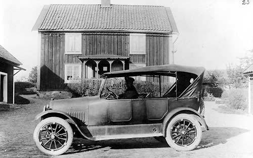 Chaufför Nils Palm med Vikingstads första taxi. Fotoår ca 1923.