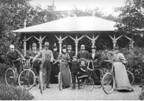 Cykelutfärd 1901. Bilden tagen i Wernerska trädgården. Bild: Östergötlands museum