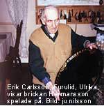 Erik Carlsson, Furulid, Ulrika, visar brickan Hermansson spelade på. Bild: ju nilsson