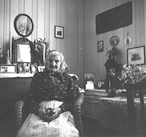 Johanna vid hennes 85-årsdag, 1955. Bilden tagen i Ramfalls skola. Bild: Föreningen Krafttaget, Boxholm