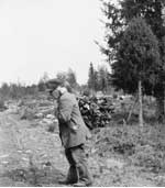 1914. Jonas Petter hade länge krafter kvar att själv bära sin ved. Bild: August Christian Hultgren/Östergötlands museum