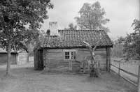 Torpet under Bäckstugan, 1939. Ett av de ställen som beboddes av Jonas Petter och hans hustru. Bild: August Christian Hultgren/Östergötlands museum