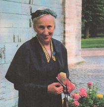 Sally Johanson efter hederspromoveringen 1982. Bild: från boken "Knyppling"