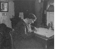 "Den flitiga mönsterriterskan fröken Inez Pettersson i sin ateljé." Bild: Ur artikel av Astrid Forsberg, publicerad i IDUN nr 14 1938.
