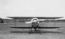 Flygplanet Tummelisa på marken, F3 Malmen. Årtal okänt. Bild: Flygvapenmuseum